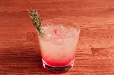 Lokantadaki masada alkol kokteyli.