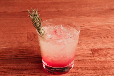 Lokantadaki masada alkol kokteyli.