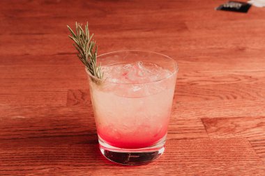 Lokantadaki masada alkol kokteyli.