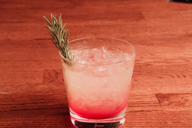 Lokantadaki masada alkol kokteyli.