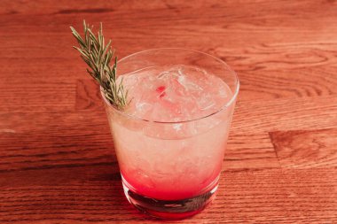 Lokantadaki masada alkol kokteyli.