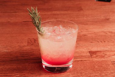 Lokantadaki masada alkol kokteyli.