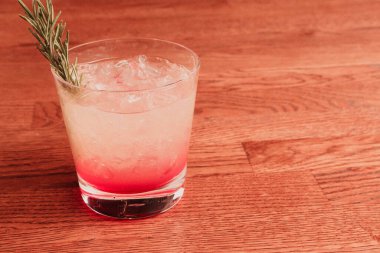 Lokantadaki masada alkol kokteyli.