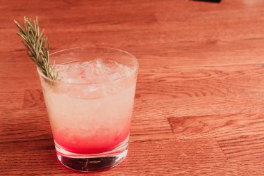 Lokantadaki masada alkol kokteyli.