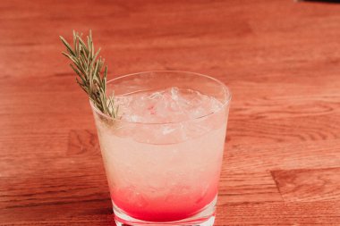 Lokantadaki masada alkol kokteyli.