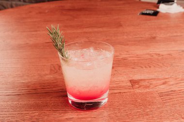 Lokantadaki masada alkol kokteyli.