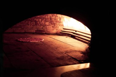 Bir restoranda, pide veya pide ekmeğinde fırında veya sobada pişiyor. Fırın ya da fırın konsepti resmi.