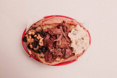 Peynir, sosis, zeytin, biber ve Mısır ile pişmiş kumpir patates dolması