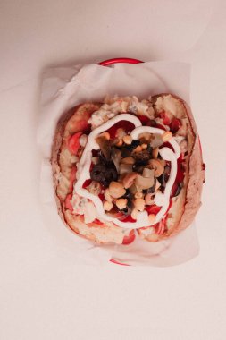 Peynir, sosis, zeytin, biber ve Mısır ile pişmiş kumpir patates dolması