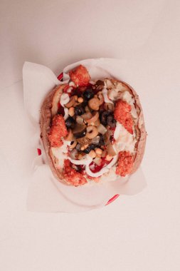 Peynir, sosis, zeytin, biber ve Mısır ile pişmiş kumpir patates dolması