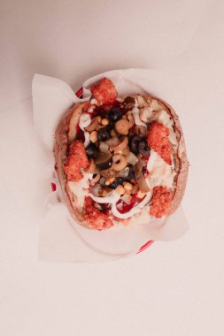 Peynir, sosis, zeytin, biber ve Mısır ile pişmiş kumpir patates dolması