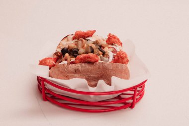 Peynir, sosis, zeytin, biber ve Mısır ile pişmiş kumpir patates dolması