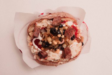 Peynir, sosis, zeytin, biber ve Mısır ile pişmiş kumpir patates dolması