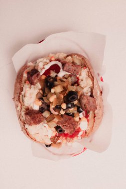 Peynir, sosis, zeytin, biber ve Mısır ile pişmiş kumpir patates dolması