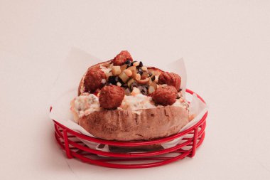 Peynir, sosis, zeytin, biber ve Mısır ile pişmiş kumpir patates dolması