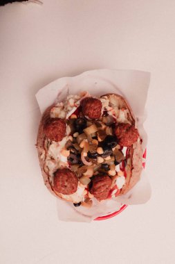 Peynir, sosis, zeytin, biber ve Mısır ile pişmiş kumpir patates dolması