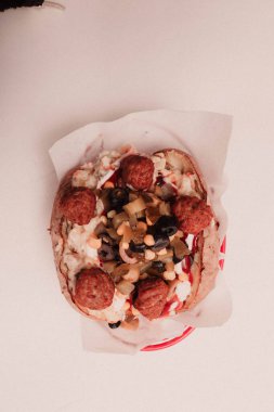 Peynir, sosis, zeytin, biber ve Mısır ile pişmiş kumpir patates dolması