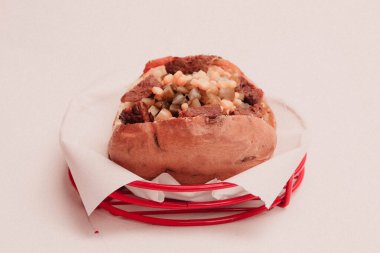 Peynir, sosis, zeytin, biber ve Mısır ile pişmiş kumpir patates dolması