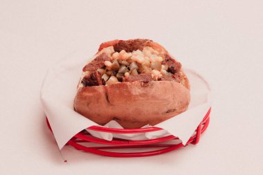 Peynir, sosis, zeytin, biber ve Mısır ile pişmiş kumpir patates dolması