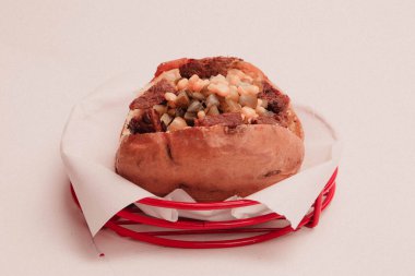 Peynir, sosis, zeytin, biber ve Mısır ile pişmiş kumpir patates dolması