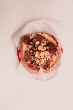 Peynir, sosis, zeytin, biber ve Mısır ile pişmiş kumpir patates dolması