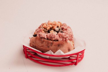 Peynir, sosis, zeytin, biber ve Mısır ile pişmiş kumpir patates dolması