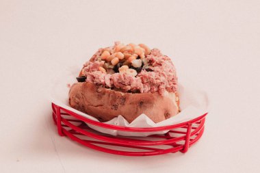 Peynir, sosis, zeytin, biber ve Mısır ile pişmiş kumpir patates dolması