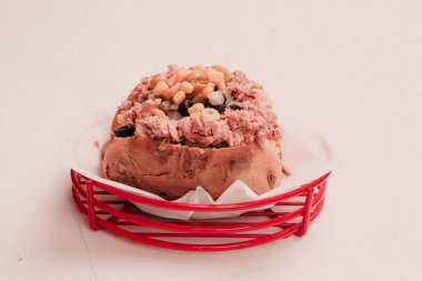 Peynir, sosis, zeytin, biber ve Mısır ile pişmiş kumpir patates dolması