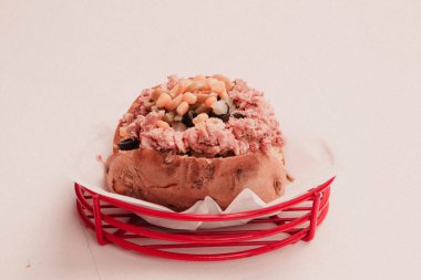 Peynir, sosis, zeytin, biber ve Mısır ile pişmiş kumpir patates dolması