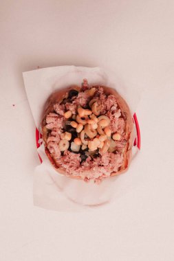 Peynir, sosis, zeytin, biber ve Mısır ile pişmiş kumpir patates dolması