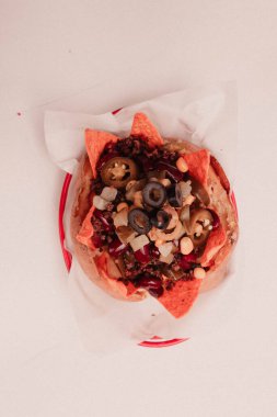 Peynir, sosis, zeytin, biber ve Mısır ile pişmiş kumpir patates dolması