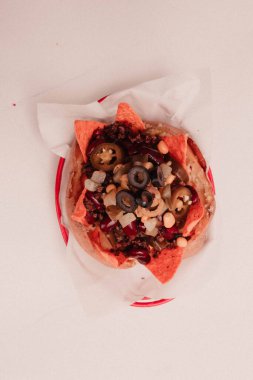 Peynir, sosis, zeytin, biber ve Mısır ile pişmiş kumpir patates dolması