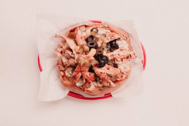 Peynir, sosis, zeytin, biber ve Mısır ile pişmiş kumpir patates dolması