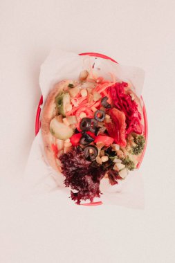 Peynir, sosis, zeytin, biber ve Mısır ile pişmiş kumpir patates dolması