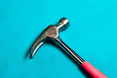 Eski model çekiç, marangozlar için bir zanaat aracı.