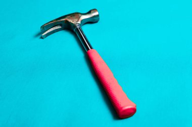 Eski model çekiç, marangozlar için bir zanaat aracı.