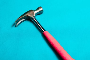 Eski model çekiç, marangozlar için bir zanaat aracı.