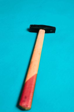 Eski model çekiç, marangozlar için bir zanaat aracı.