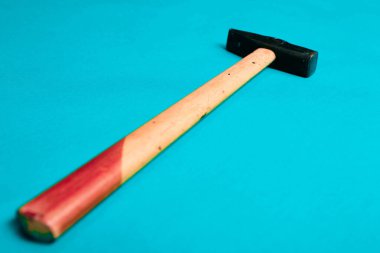 Eski model çekiç, marangozlar için bir zanaat aracı.