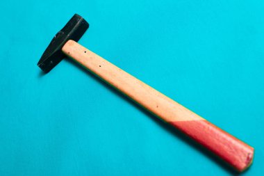 Eski model çekiç, marangozlar için bir zanaat aracı.