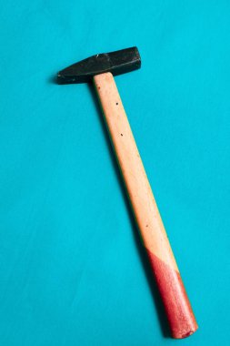 Eski model çekiç, marangozlar için bir zanaat aracı.