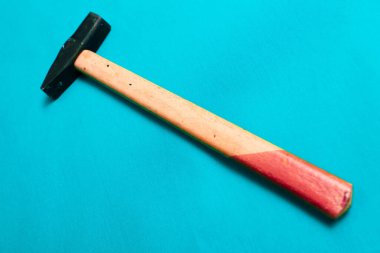 Eski model çekiç, marangozlar için bir zanaat aracı.