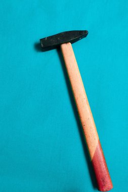 Eski model çekiç, marangozlar için bir zanaat aracı.