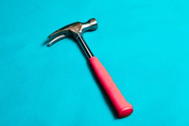 Eski model çekiç, marangozlar için bir zanaat aracı.