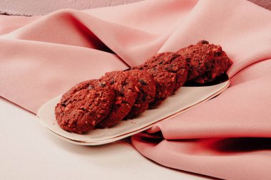 Koyu çikolata parçaları ile tanımlama