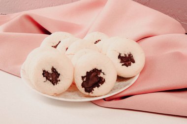 Koyu çikolata parçaları ile tanımlama