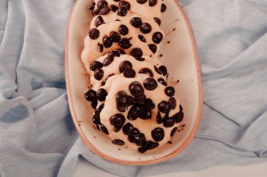 Koyu çikolata parçaları ile tanımlama