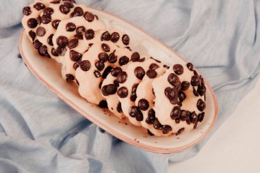 Koyu çikolata parçaları ile tanımlama