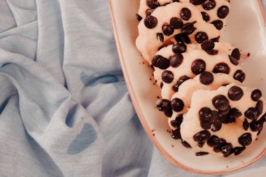 Koyu çikolata parçaları ile tanımlama