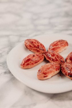 Koyu çikolata parçaları ile tanımlama